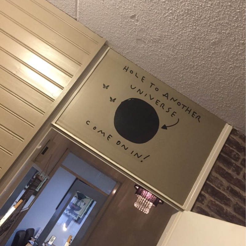 Hole to Another Universe Funny - Interior Design Magazine 评论和价格